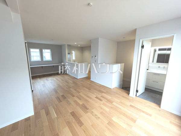 リビング 【東村山市富士見町4丁目】 2階にリビングを設置することで道路や外からの視線が届きにくい、プライバシー性の高いリビングでゆっくりと寛ぐことができます。 リビング 【東村山市富士見町4丁目】 2階にリビングを設置することで道路や外からの視線が届きにくい、プライバシー性の高いリビングでゆっくりと寛ぐことができます。