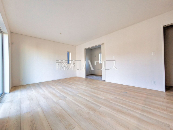 2号棟 リビング 【八王子市大楽寺町】 見学はしたいけど、なかなか時間が取れない・・・そんな方に出勤前や仕事終わりにマイホームを見学できるサポートをいたします。 2号棟 リビング 【八王子市大楽寺町】 見学はしたいけど、なかなか時間が取れない・・・そんな方に出勤前や仕事終わりにマイホームを見学できるサポートをいたします。