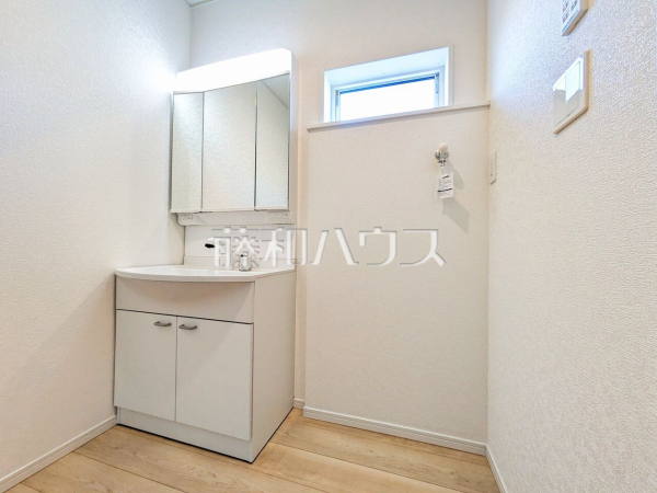 2号棟 洗面室 【八王子市大楽寺町】 物件の事、諸費用の事など、小さな疑問もお気軽にご連絡・ご相談下さい。 2号棟 洗面室 【八王子市大楽寺町】 物件の事、諸費用の事など、小さな疑問もお気軽にご連絡・ご相談下さい。