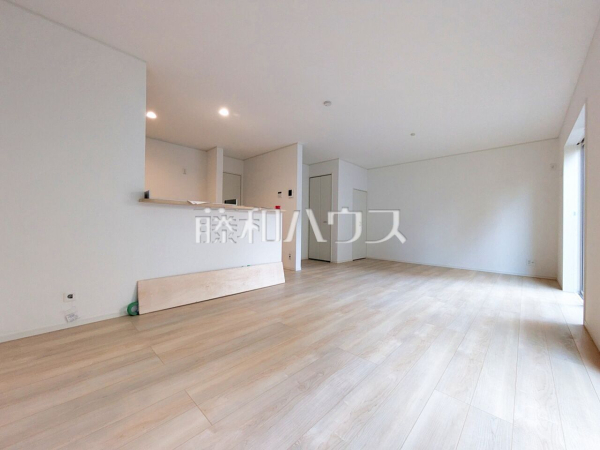 3号棟 リビングからキッチンが見えるので、小さなお子様もママの様子が見えて安心ですね。 【八王子市大楽寺町】 3号棟 リビングからキッチンが見えるので、小さなお子様もママの様子が見えて安心ですね。 【八王子市大楽寺町】