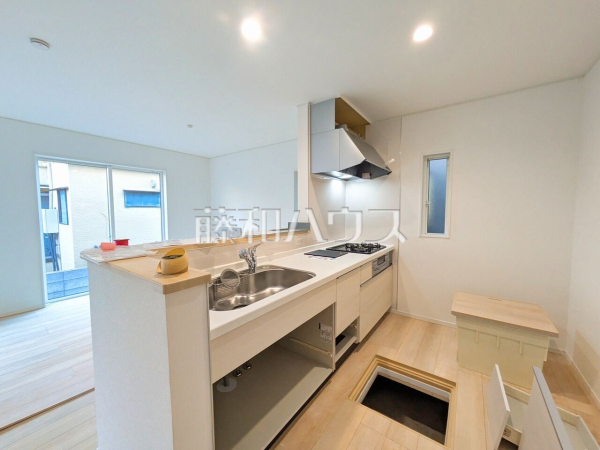 3号棟 明るい陽光に満たされる心地よいキッチンで、気持ちよくお料理ができます 【八王子市大楽寺町】 3号棟 明るい陽光に満たされる心地よいキッチンで、気持ちよくお料理ができます 【八王子市大楽寺町】