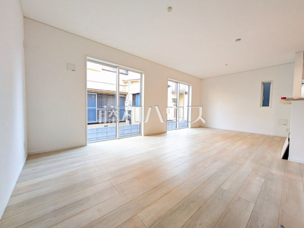 3号棟 採光溢れるリビングで、家族団らんのひと時をお過ごし下さい。 【八王子市大楽寺町】 3号棟 採光溢れるリビングで、家族団らんのひと時をお過ごし下さい。 【八王子市大楽寺町】