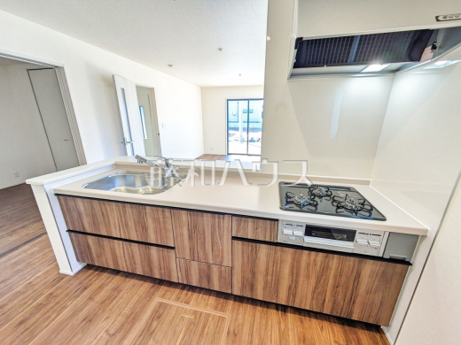 4号棟 キッチンからはリビング全体が見渡せるので、ご家族の様子を見ながらお料理できます。 【清瀬市下宿2丁目】