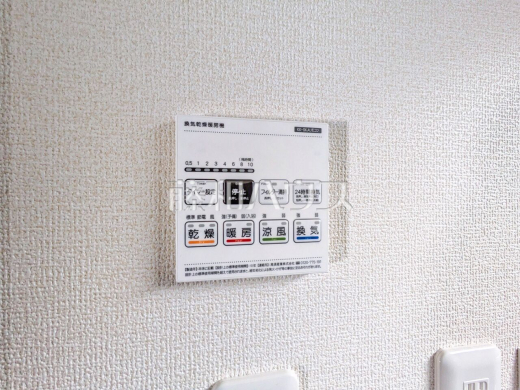 24時間換気システム 24時間換気システムにより、花粉・PM2.5などの微小粒子物質の侵入を防ぎ、快適な室内を保ちます。