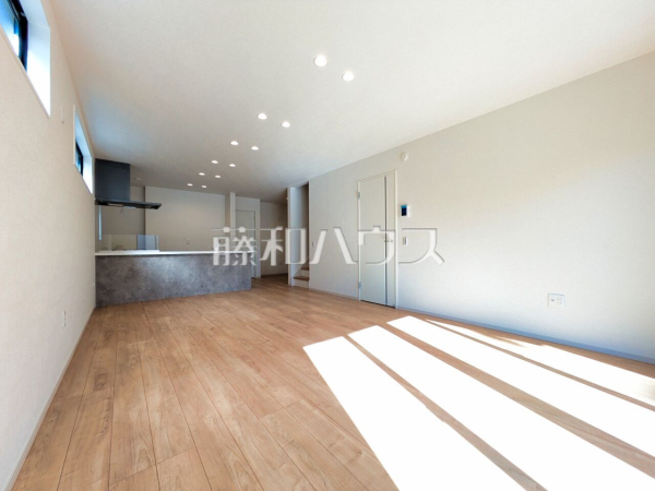 1号棟 大きなソファーを置いても圧迫感がない約19.7帖の広々LDK。窓からは陽光をたっぷり採り込み、明るく快適な団らん空間となっております。 【国分寺市戸倉3丁目】 1号棟 大きなソファーを置いても圧迫感がない約19.7帖の広々LDK。窓からは陽光をたっぷり採り込み、明るく快適な団らん空間となっております。 【国分寺市戸倉3丁目】