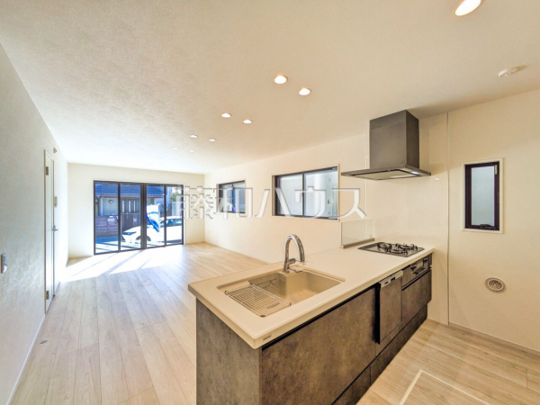 2号棟 カウンターキッチン越しでの会話が、家族団らんのスタートです。 【国分寺市戸倉3丁目】 2号棟 カウンターキッチン越しでの会話が、家族団らんのスタートです。 【国分寺市戸倉3丁目】