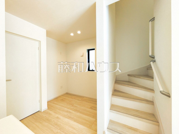 2号棟 家族が毎日顔を合わせられるよう階段はリビング内に設けました。 【国分寺市戸倉3丁目】 2号棟 家族が毎日顔を合わせられるよう階段はリビング内に設けました。 【国分寺市戸倉3丁目】