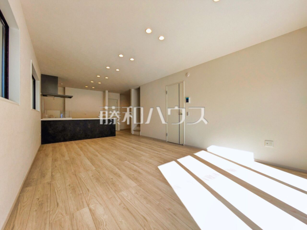 2号棟 採光溢れるリビングで、家族団らんのひと時をお過ごし下さい。 【国分寺市戸倉3丁目】 2号棟 採光溢れるリビングで、家族団らんのひと時をお過ごし下さい。 【国分寺市戸倉3丁目】