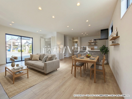 より生活をイメージしやすいように実際の建物内観写真にCG加工・合成した画像です。
配置している家具・小物などはCGにより加えたものであり実際のお部屋には設置されておりません。