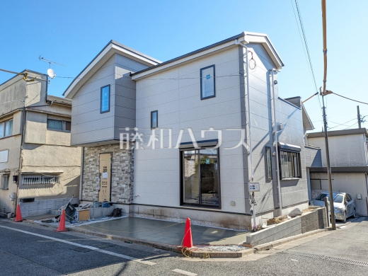 足場が外れて実際の外観が見えてきました。完成までもう少しです。 【練馬区南大泉6丁目】