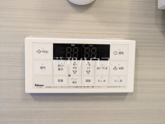 給湯機追焚き機能付きなので、生活時間の違う家族に便利です。 給湯機追焚き機能付きなので、生活時間の違う家族に便利です。
