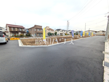 ≪C号棟 接道状況≫対面キッチンとリビングイン階段を採用したご家族のコミュニケーションが広がるプラン♪【府中市日新町5丁目】/撮影日2025/10/24