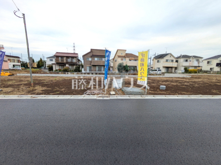 ≪D号棟 外観≫大きなソファーを置いても圧迫感がない約19.3帖の広々LDKのプラン♪【府中市日新町5丁目】/撮影日2025/10/24