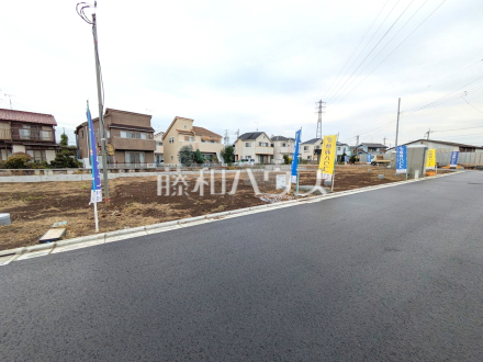 ≪D号棟 接道状況≫開発分譲地ですので、新しく敷かれた美しいアスファルトが広がります♪【府中市日新町5丁目】/撮影日2025/10/24