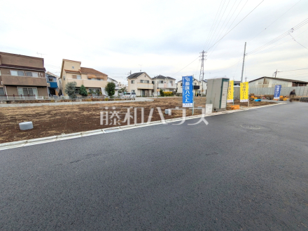 ≪E号棟 接道状況≫キッチンスペースには食品等のストックに便利なパントリー収納があるプラン♪【府中市日新町5丁目】/撮影日2025/10/24