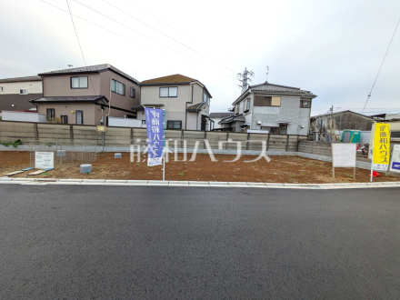 ≪I号棟 外観≫ 並列2台駐車可能なカースペース(車種による)は、車を置かない際には自転車を置いたり、フリースペースとしても有効活用できます。【府中市日新町5丁目】/撮影日2025/10/24