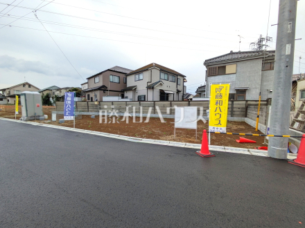 ≪I号棟 外観≫開発分譲地ですので、新しく敷かれた美しいアスファルトが広がります♪【府中市日新町5丁目】/撮影日2025/10/24