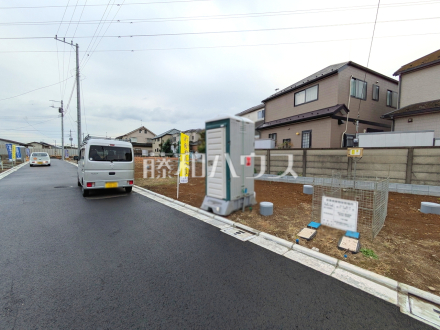 ≪J号棟 接道状況≫ 全居室角部屋仕様で2面採光を実現したプラン!【府中市日新町5丁目】/撮影日2025/10/24