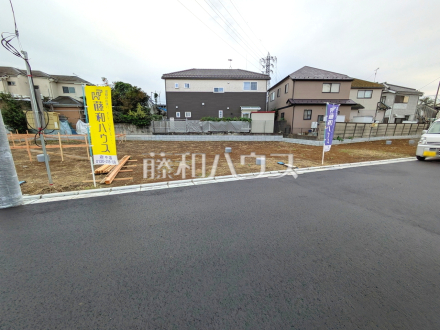 ≪K号棟 外観≫大きなソファーを置いても圧迫感がない約17帖の広々LDKプラン【府中市日新町5丁目】/撮影日2025/10/24