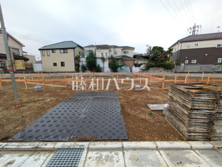 ≪M号棟 外観≫並列2台駐車可能なカースペース(車種による)は、車を置かない際には自転車を置いたり、フリースペースとしても有効活用できます。【府中市日新町5丁目】/撮影日2025/10/24