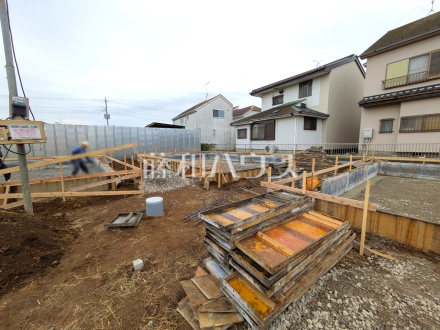 ≪Q号棟 外観≫まだまだ建築中ですが、ぜひ現地をご覧になりませんか?基礎・上棟の状態は建築中にしかご覧になれません! 【府中市日新町5丁目】/撮影日2025/10/24