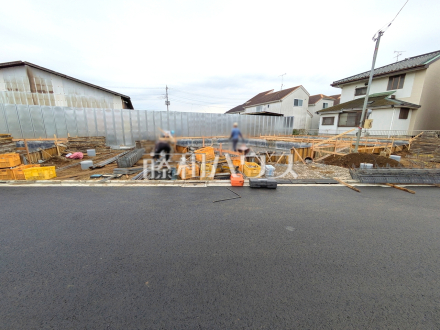 ≪R号棟 接道状況≫大きなソファーを置いても圧迫感がない約17.75帖の広々LDKプラン【府中市日新町5丁目】/撮影日2025/10/24