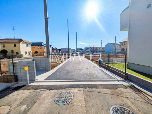 接道状況および現場風景 【東大和市狭山4丁目】 お住まい探しは、家の良し悪しだけでなく周辺環境も重要なポイントです。ぜひ一度お客様の目でご覧ください。