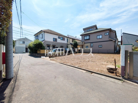接道状況および現場風景 【東久留米市氷川台2丁目】 見学はしたいけど、なかなか時間が取れない・・・そんな方に出勤前や仕事終わりにマイホームを見学できるサポートをいたします。 /撮影日2025/08/04