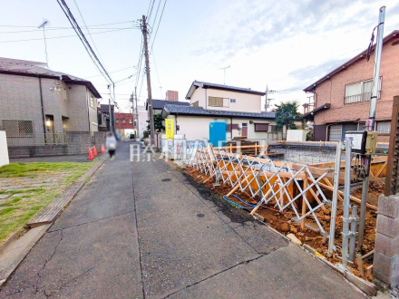 接道状況および現場風景 【東久留米市本町2丁目】 見学はしたいけど、なかなか時間が取れない・・・そんな方に出勤前や仕事終わりにマイホームを見学できるサポートをいたします。 /撮影日2025/10/17