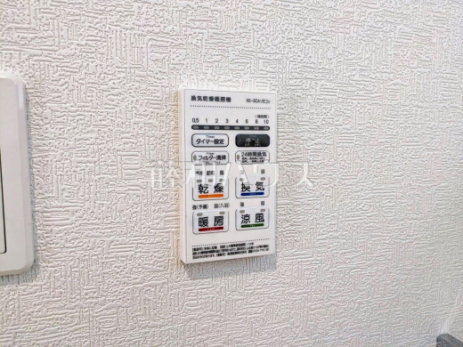 24時間換気システム
24時間換気システムにより、花粉・PM2.5などの微小粒子物質の侵入を防ぎ、快適な室内を保ちます。
