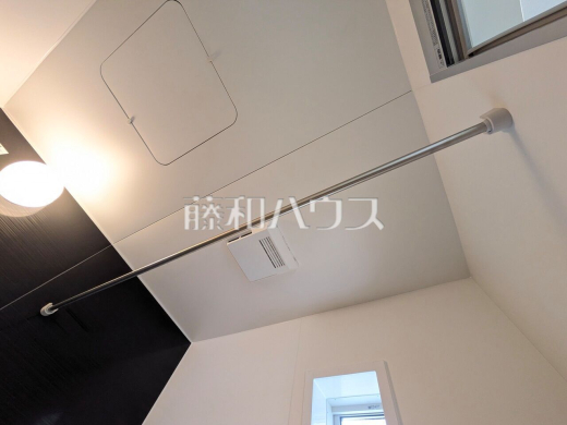 浴室乾燥機(浴室内上部) 雨の日の強い味方!浴室換気乾燥機付きユニットバスで洗濯物が乾かせます。