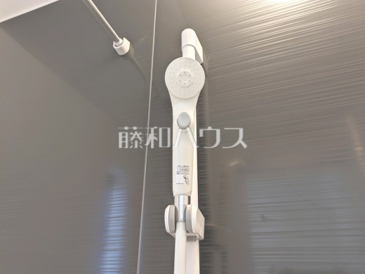 3号棟 スイッチ付シャワーヘッド 【西東京市住吉町1丁目】 浴室のシャワーは手元で止水ができるスイッチ付シャワーヘッドにより、さらに節水効果がアップします。