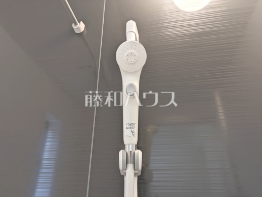 4号棟 スイッチ付シャワーヘッド 【西東京市住吉町1丁目】 浴室のシャワーは手元で止水ができるスイッチ付シャワーヘッドにより、さらに節水効果がアップします。