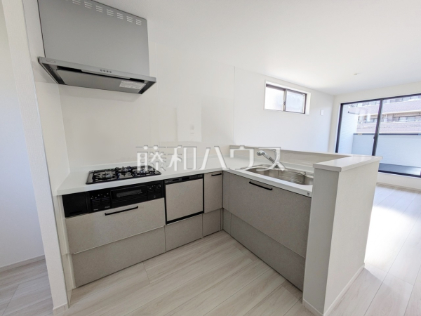 L字型キッチンは油跳ねや水が飛び散る範囲を抑えることができるため、掃除がしやすくなります。 【和光市新倉2丁目】 L字型キッチンは油跳ねや水が飛び散る範囲を抑えることができるため、掃除がしやすくなります。 【和光市新倉2丁目】