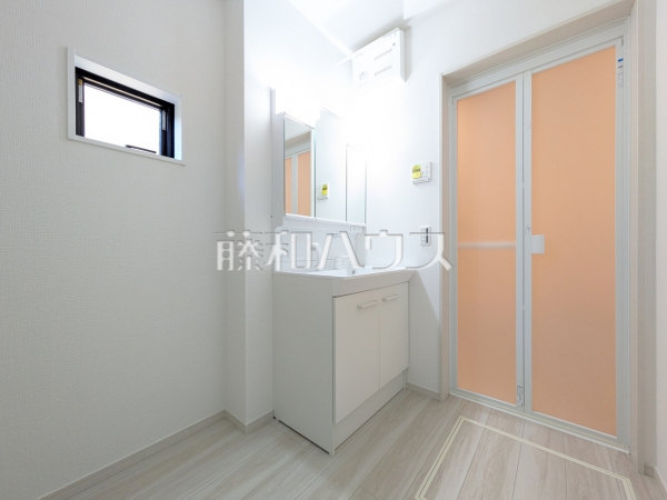 三面鏡付きの洗面台。鏡の裏にも収納があり、歯ブラシや化粧品等もすっきり収納できます。 【和光市新倉2丁目】 三面鏡付きの洗面台。鏡の裏にも収納があり、歯ブラシや化粧品等もすっきり収納できます。 【和光市新倉2丁目】