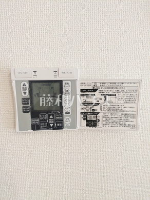 床暖房リモコン 【練馬区南大泉2丁目】 リビングに床暖房があるので足元ぽかぽか、家族の集まる空間を暖めます。