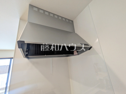 レンジフード 【練馬区南大泉2丁目】 お手入れのしやすいレンジフードは見た目もスッキリしていて、料理時の油煙やニオイを効率的に外に出せます。/撮影日2026/06/21