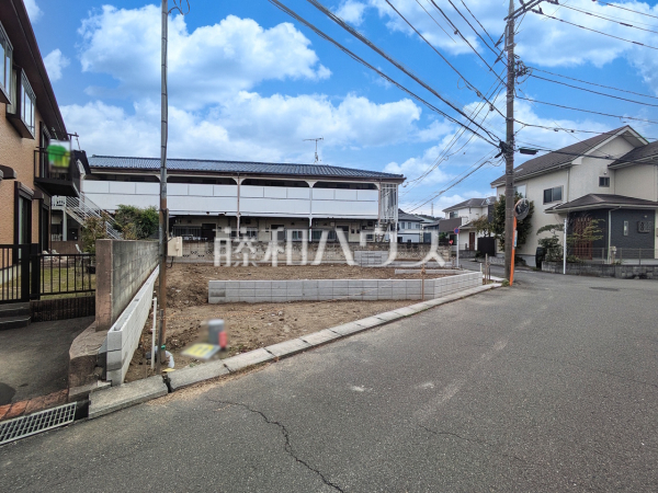 接道状況および現場風景 【日野市南平6丁目】 季節を問わず賑わいをみせる街を背景に広がる住宅エリア。天高い青空を見上げて建つ姿は、静かな住宅街に溶け込みながらやさしい香りを放つことでしょう。 接道状況および現場風景 【日野市南平6丁目】 季節を問わず賑わいをみせる街を背景に広がる住宅エリア。天高い青空を見上げて建つ姿は、静かな住宅街に溶け込みながらやさしい香りを放つことでしょう。