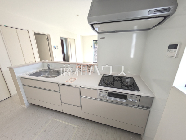 お料理上手な方が、独壇場で料理の腕前を披露できる対面キッチンです。 1号棟 キッチン 【福岡市城南区神松寺1丁目】 お料理上手な方が、独壇場で料理の腕前を披露できる対面キッチンです。 1号棟 キッチン 【福岡市城南区神松寺1丁目】