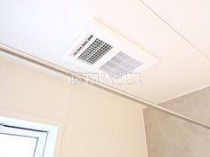 C号棟 浴室換気乾燥機 【板橋区中台1丁目】換気機能によってバスルーム内のカビの発生を抑制できます。夜間や雨天時の洗濯物の乾燥に便利な乾燥機能も装備。 C号棟 浴室換気乾燥機 【板橋区中台1丁目】換気機能によってバスルーム内のカビの発生を抑制できます。夜間や雨天時の洗濯物の乾燥に便利な乾燥機能も装備。