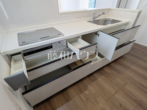 5号棟 キッチン 【日野市大字上田】
使いやすくスタイリッシュなシステムキッチンには、毎日お使いになる方の視点が存分に活かされています。 5号棟 キッチン 【日野市大字上田】
使いやすくスタイリッシュなシステムキッチンには、毎日お使いになる方の視点が存分に活かされています。