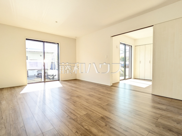 5号棟 リビング 【日野市大字上田】
採光溢れるリビングで、家族団らんのひと時をお過ごし下さい。 5号棟 リビング 【日野市大字上田】
採光溢れるリビングで、家族団らんのひと時をお過ごし下さい。