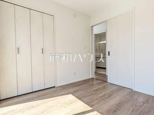 5号棟 リビング横洋室 【日野市大字上田】
リビング隣の4.5帖洋室は、引き戸を開ければ続き間として約20帖超の広々空間となります。 5号棟 リビング横洋室 【日野市大字上田】
リビング隣の4.5帖洋室は、引き戸を開ければ続き間として約20帖超の広々空間となります。