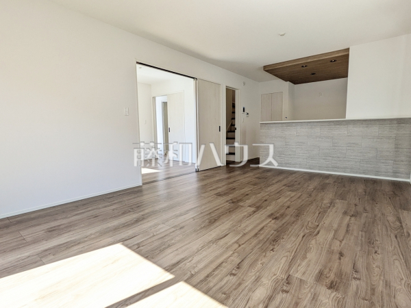 5号棟 リビング 【日野市大字上田】
ナチュラルな色を基調とした落ち着きのあるリビングダイニングは、リラックスできる癒し空間です。 5号棟 リビング 【日野市大字上田】
ナチュラルな色を基調とした落ち着きのあるリビングダイニングは、リラックスできる癒し空間です。