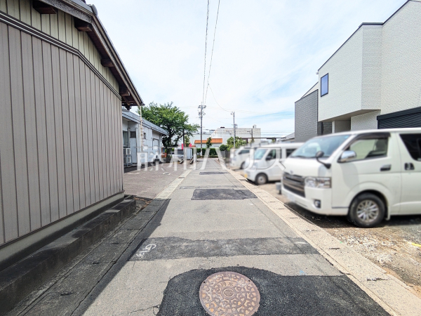 接道状況および現場風景 【小牧市郷中2丁目】 接道状況および現場風景 【小牧市郷中2丁目】