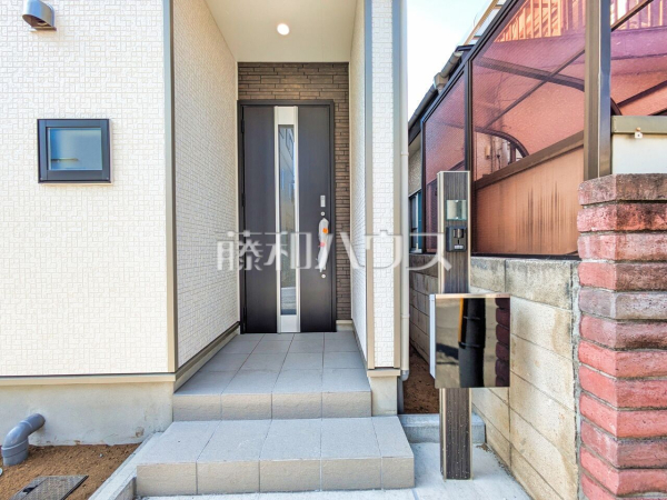 玄関 【志木市中宗岡2丁目】 「住まいの顔」とも言われ、家全体のイメージを左右する重要な玄関スペース。お気に入りのインテリア用品や小物などで素敵な空間を演出してください。 玄関 【志木市中宗岡2丁目】 「住まいの顔」とも言われ、家全体のイメージを左右する重要な玄関スペース。お気に入りのインテリア用品や小物などで素敵な空間を演出してください。