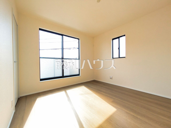 居室 【志木市中宗岡2丁目】 木目が美しいウッディなフローリングの居室は、穏やかで心安らぐ空間となるでしょう。 居室 【志木市中宗岡2丁目】 木目が美しいウッディなフローリングの居室は、穏やかで心安らぐ空間となるでしょう。