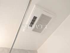 浴室乾燥機(浴室内上部)雨の日の強い味方!浴室換気乾燥機付きユニットバスで洗濯物が乾かせます。
浴室乾燥機(浴室内上部)雨の日の強い味方!浴室換気乾燥機付きユニットバスで洗濯物が乾かせます。