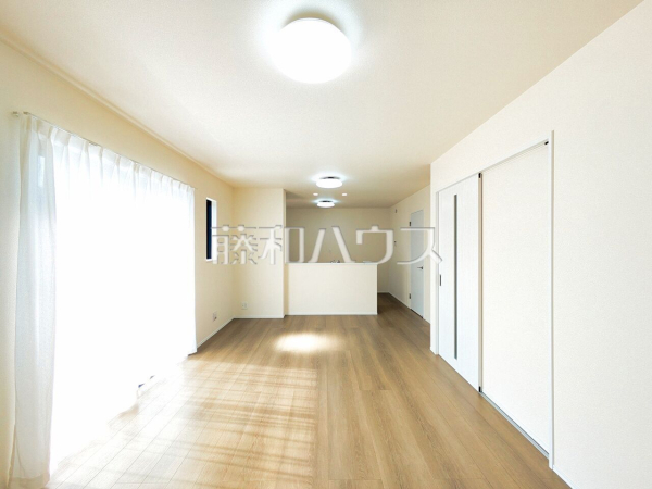 採光溢れるリビングで、家族団らんのひと時をお過ごし下さい。 【志木市中宗岡2丁目】 採光溢れるリビングで、家族団らんのひと時をお過ごし下さい。 【志木市中宗岡2丁目】