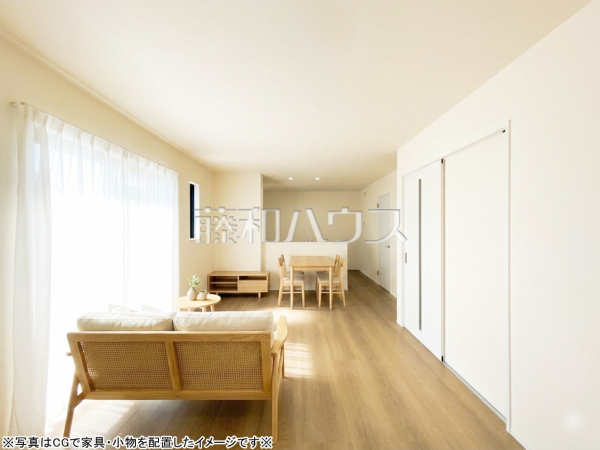 約16帖のゆったりリビング。家族でテーブルを囲む素敵な時間をお愉しみ下さい。 【志木市中宗岡2丁目】 約16帖のゆったりリビング。家族でテーブルを囲む素敵な時間をお愉しみ下さい。 【志木市中宗岡2丁目】